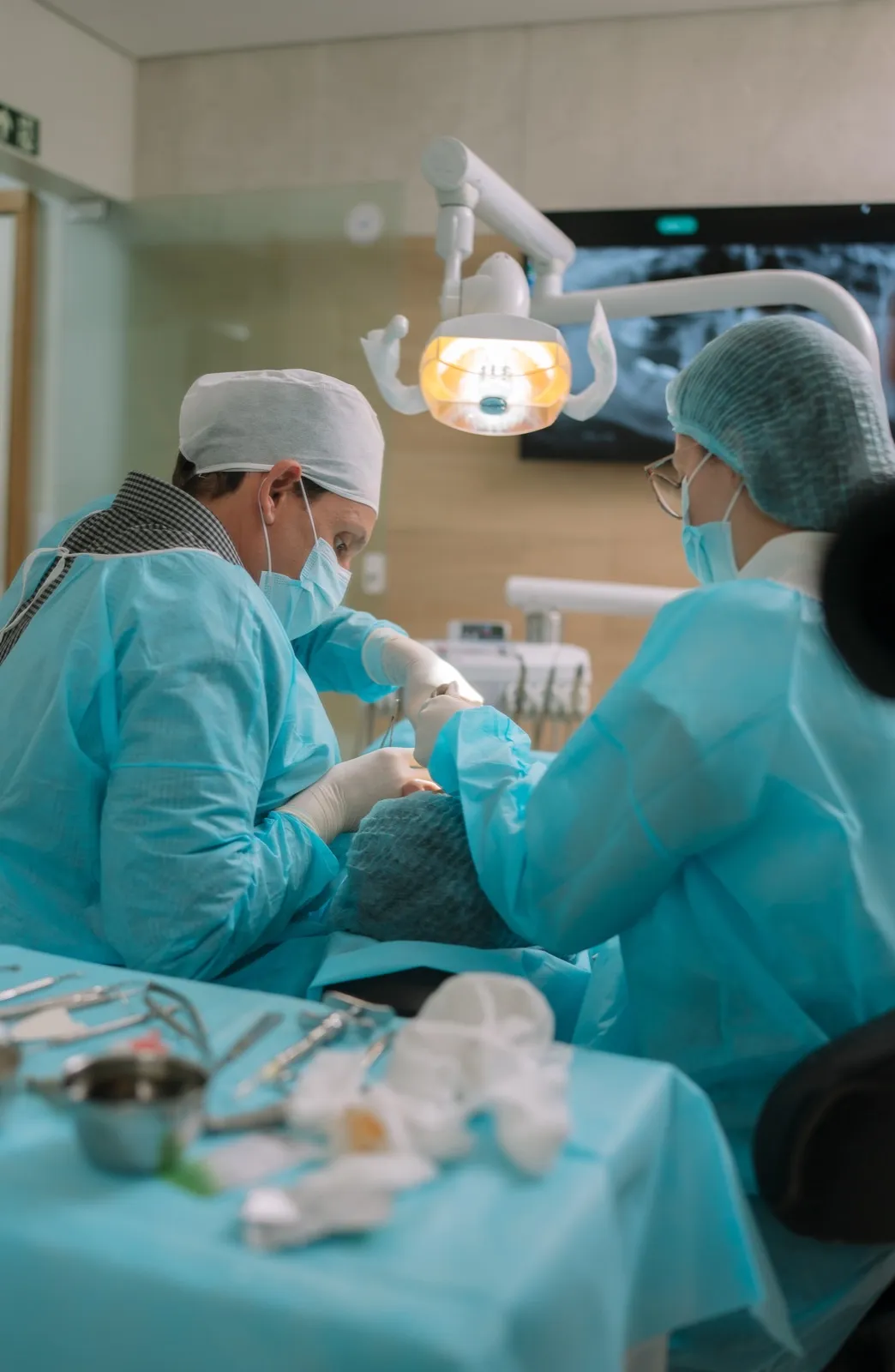Estrutura do consultório do Dr. Reinaldo, com bandeja de instrumentais e negatoscópio de radiografia, em ambiente clínico organizado.